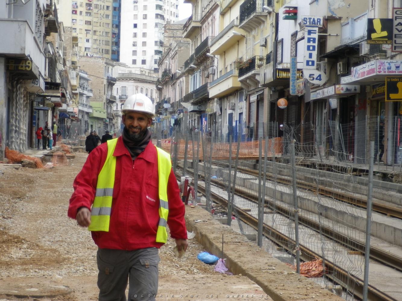 602 travaux rue de mostaganem constrution du tram un ouvrier de france qui travail a oran.JPG
